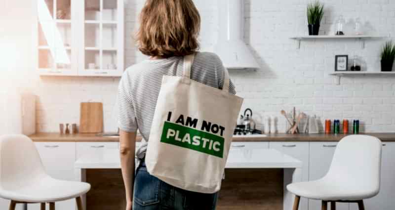 girl with reusable tote bag