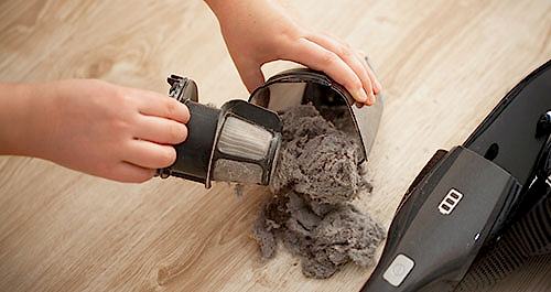 Emptying dust collector of hand vacuum