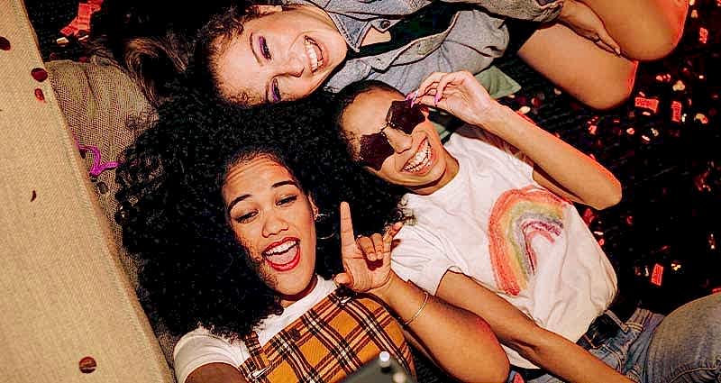 3 girls taking a selfie