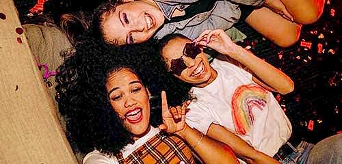 3 girls taking a selfie